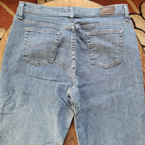 Bundle/Lot Lee Relaxed Fit At The Waist Medium Wash Jeans Size Women's 12 Short