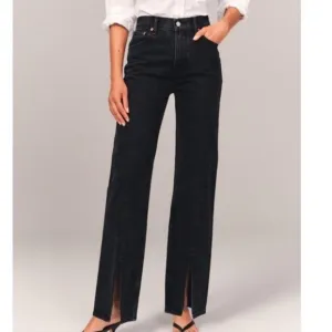 NWT Aberceombie &amp; Fitch Black Relaxed High Rise Jeans with Slit- size 27