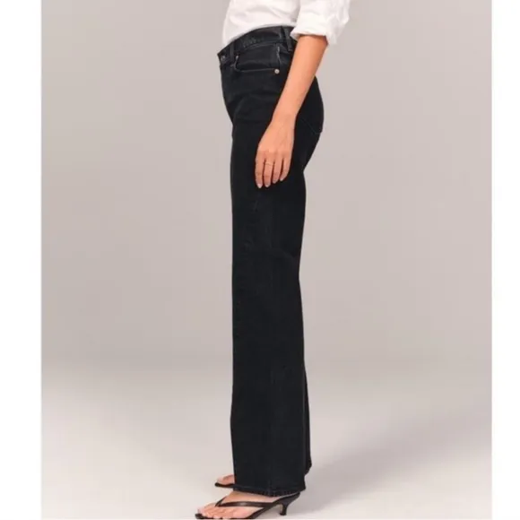 NWT Aberceombie &amp; Fitch Black Relaxed High Rise Jeans with Slit- size 27