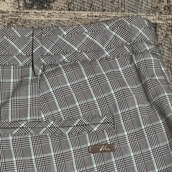 NWT Cutter Buck Womens Golf Shorts sz 8 DryTech Check Plaid Mid Rise Quick Dry