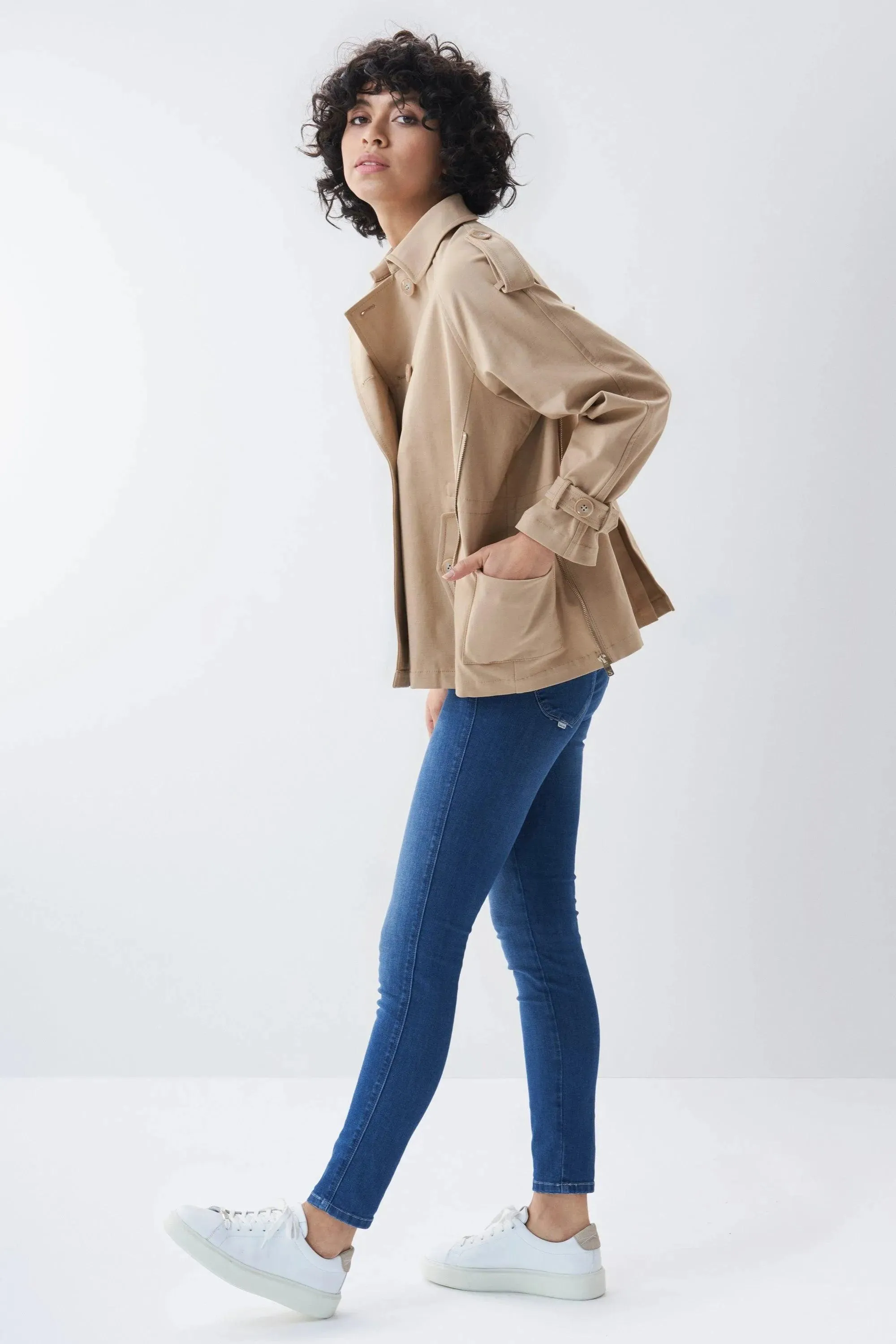 Parka con detalle de cremallera