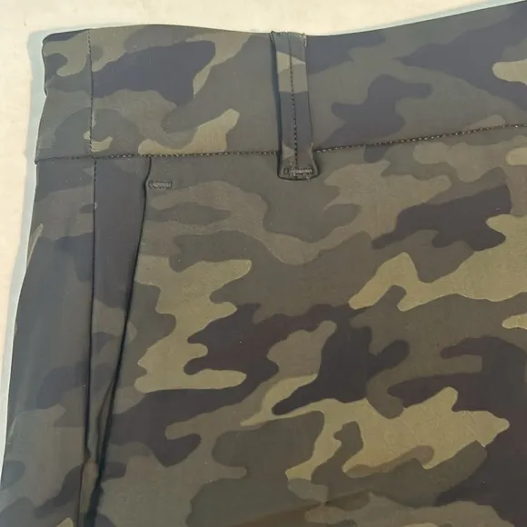 Spanx Small Shorts Sunshine Shorts 4” in Green Camo NWT