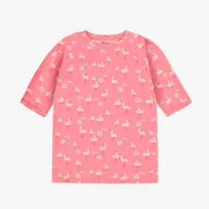 T-shirt de bain rose à motifs de flamants et parasols, enfant || Pink swim shirt with flamingo and parasol all over print, child